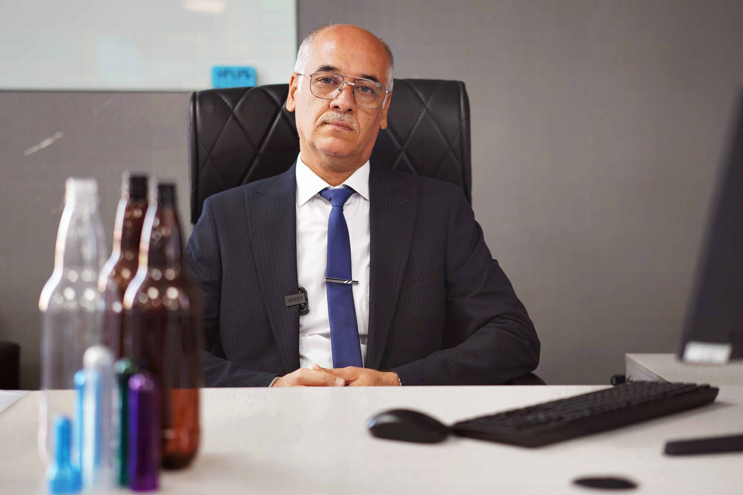 آقای خاکیان مدیر فروش شرکت پیشرو توسعه وستا