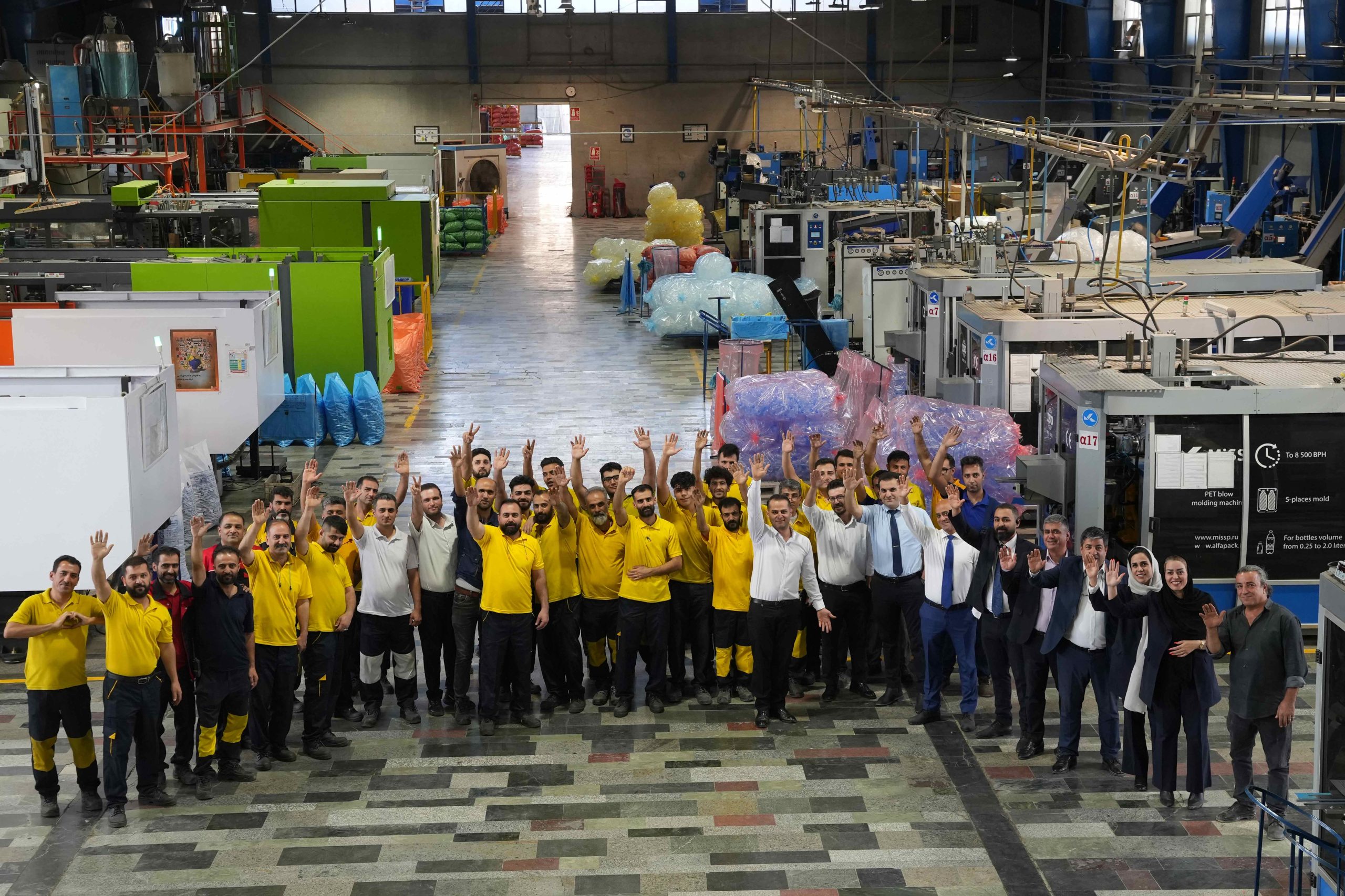 کارمندان خط تولید و انبار شرکت پیشرو توسعه وستا